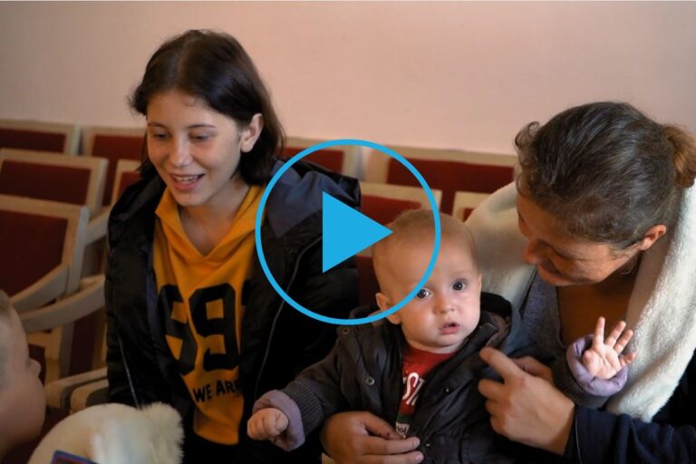 Nad družinami, ki poskušajo ubežati vojni v Ukrajini, preži hud mraz, pred katerim niso dovolj zaščitene. Zato jim je UNICEF priskočil na pomoč in jim priskrbel topla oblačila in obutev.