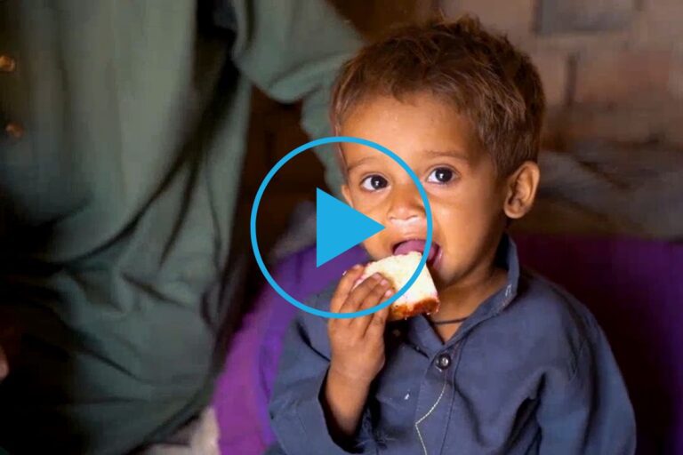 Odkrijte, kako je UNICEF v poplavljenih vaseh Pakistana pomagal Azaanu in drugim otrokom okrevati od podhranjenosti.